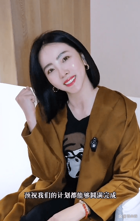 的刚刚剪得短发进行了回应,看得出来李思思非常满意自己的这个新发型