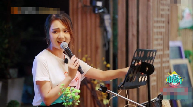 《中餐厅》未播:周冬雨众星捧月佳佳无人理,张亮这个动作超暖!