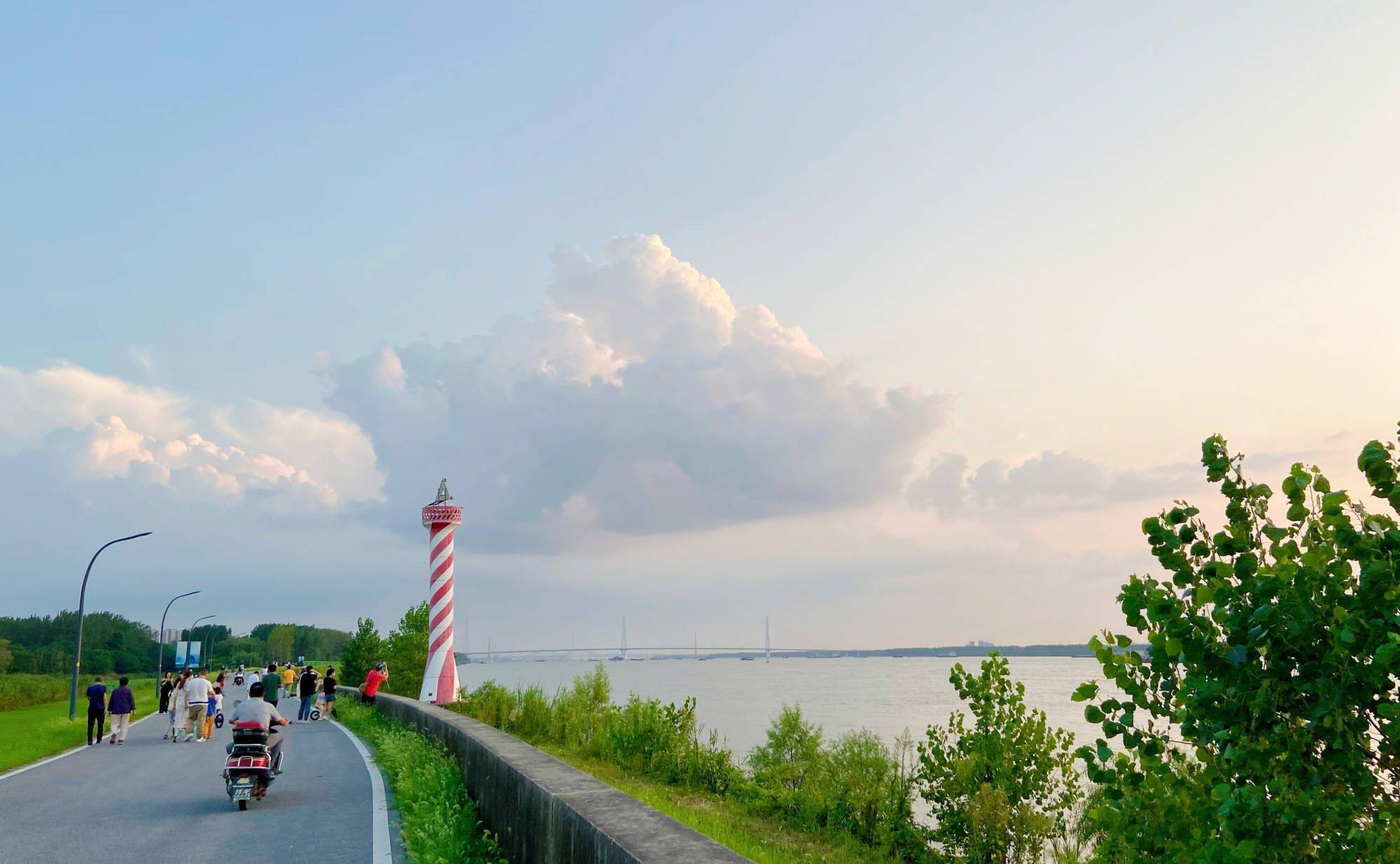 私藏在江心洲的网红灯塔,被誉为"南京小垦丁",傍晚景色美到哭_时候