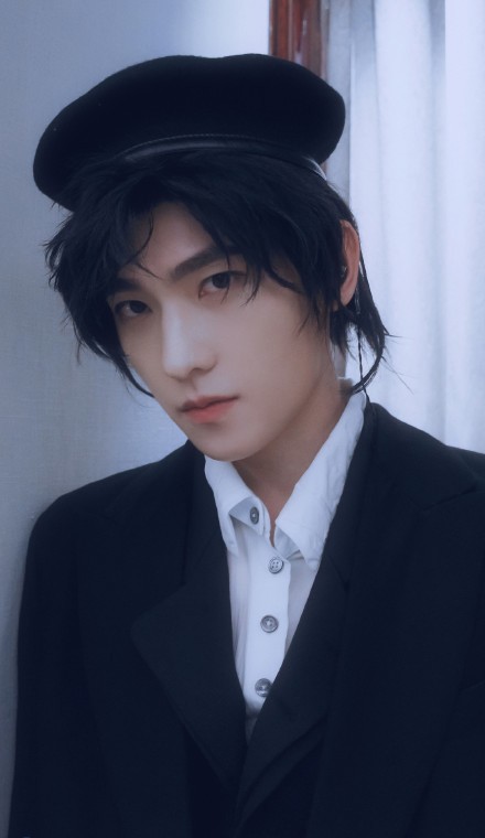 杨洋双十一晚会温柔开唱,头戴假发,原因令人感动_军艺_角色_会上