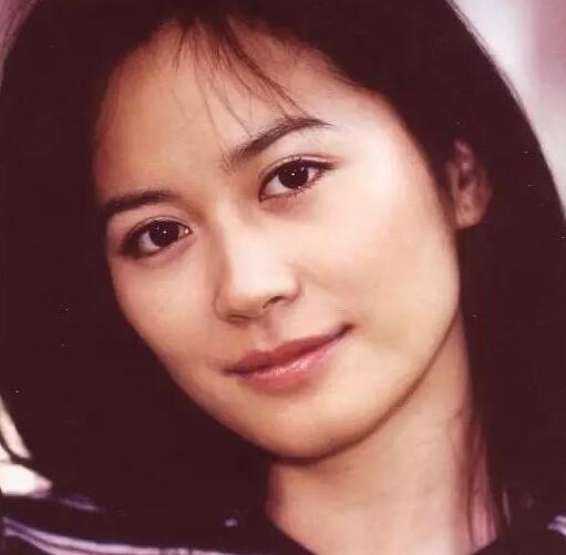 长大后的俞飞鸿天生的骨相周正,颧骨长得极好,小时候就看起来有种大家