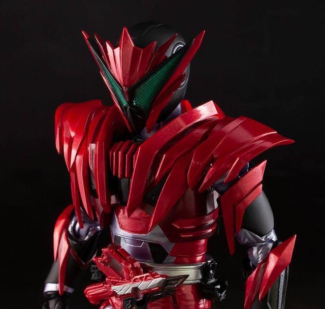 完成谜之复活的同时,变身成为了的新的身姿,假面骑士迅燃烧猎鹰形态