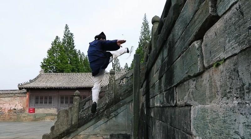 武当轻功第一人:陈师行,3步跳下19米高悬崖,不料却靠翻车走红_武术