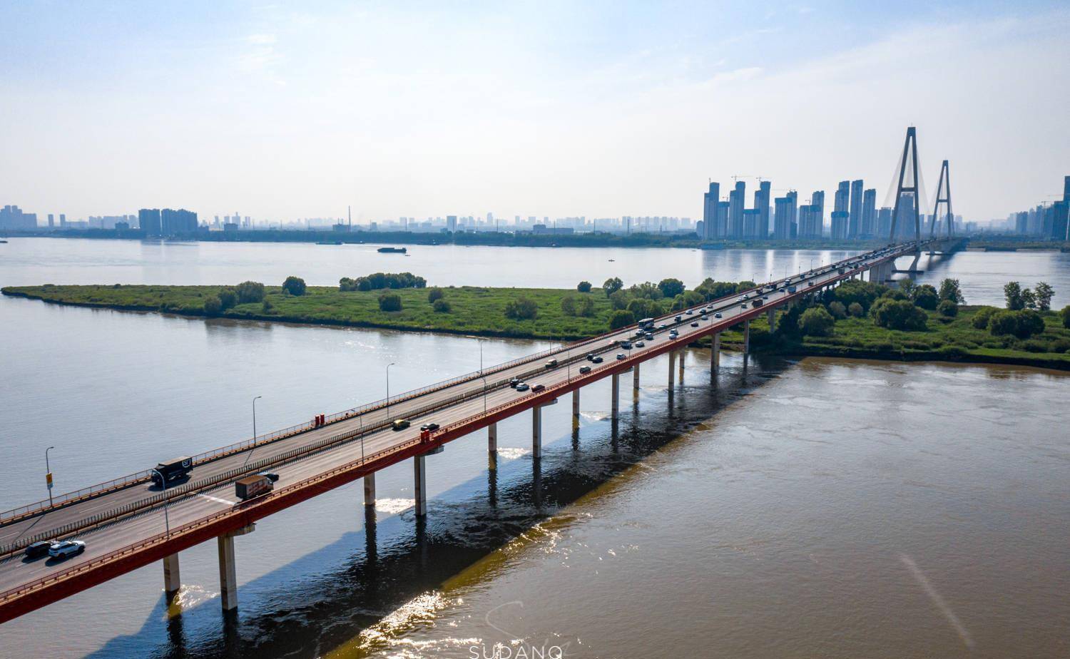 它是武漢第三座長江大橋,據悉為世界第三大橋,但