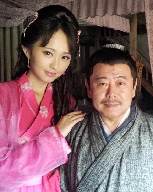 刚出道的孙耀琦,一身紫色裙子很艳丽,与毕畅一起笑起来都很阳光