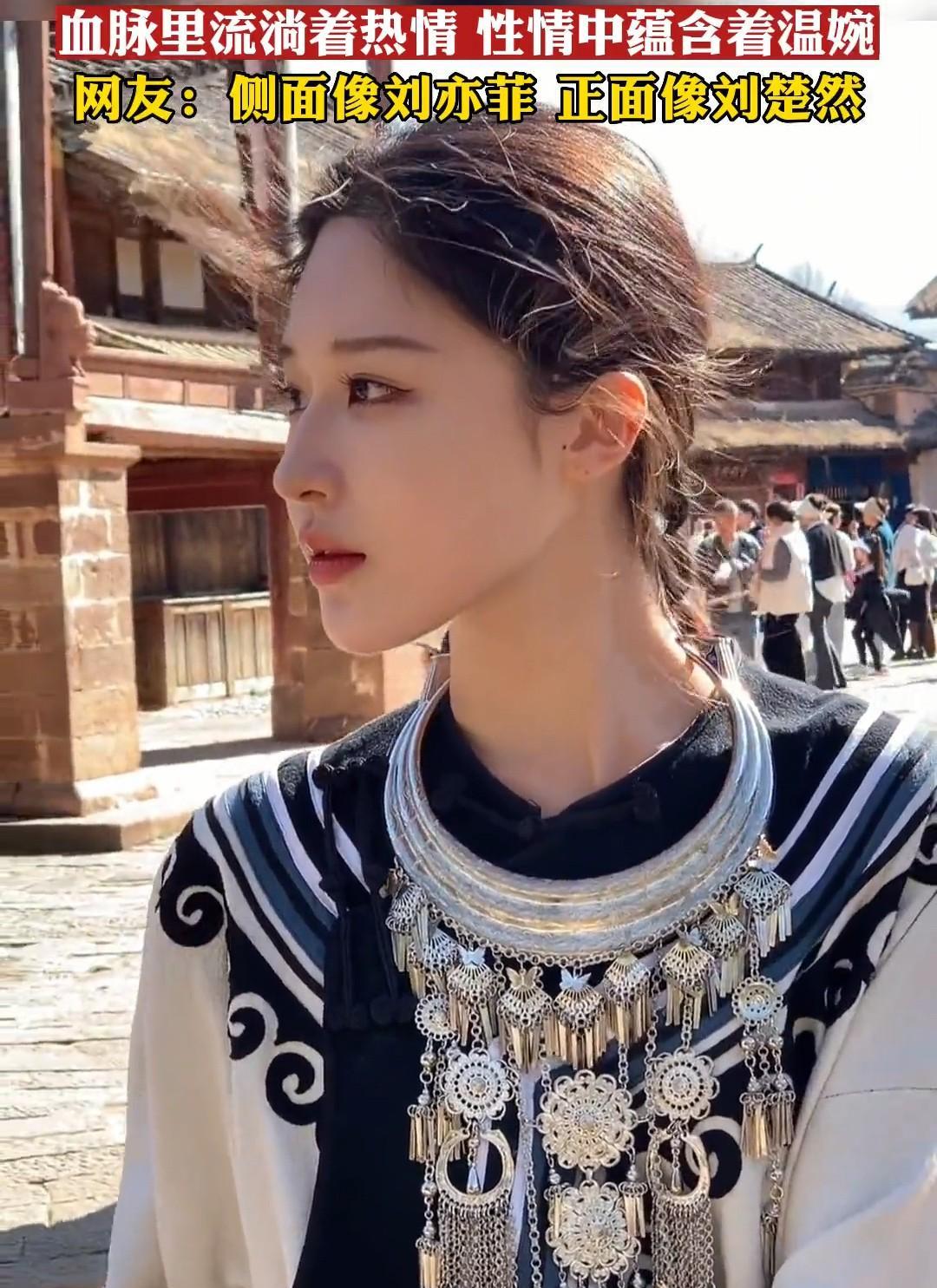 女孩身穿彝族服饰,一颦一笑明艳动人,其颜值宛如女明星!