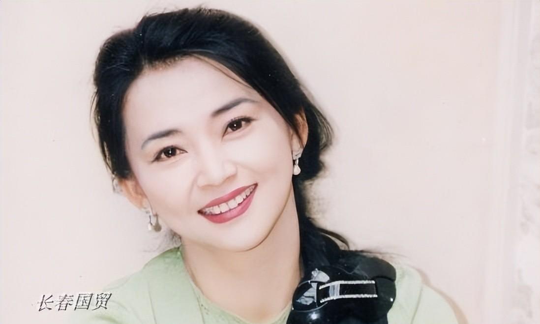 胡慧中23岁女儿外貌频遭调侃,晒近照反怼:"美是不被定义的"_何嘉珍