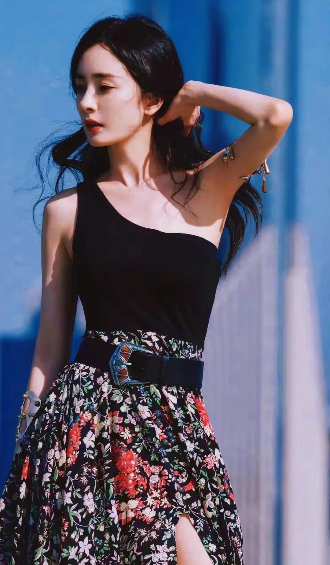 娱乐圈再曝大瓜,85后女星组织"身体"交易,安排旗下女艺人接客_杨幂