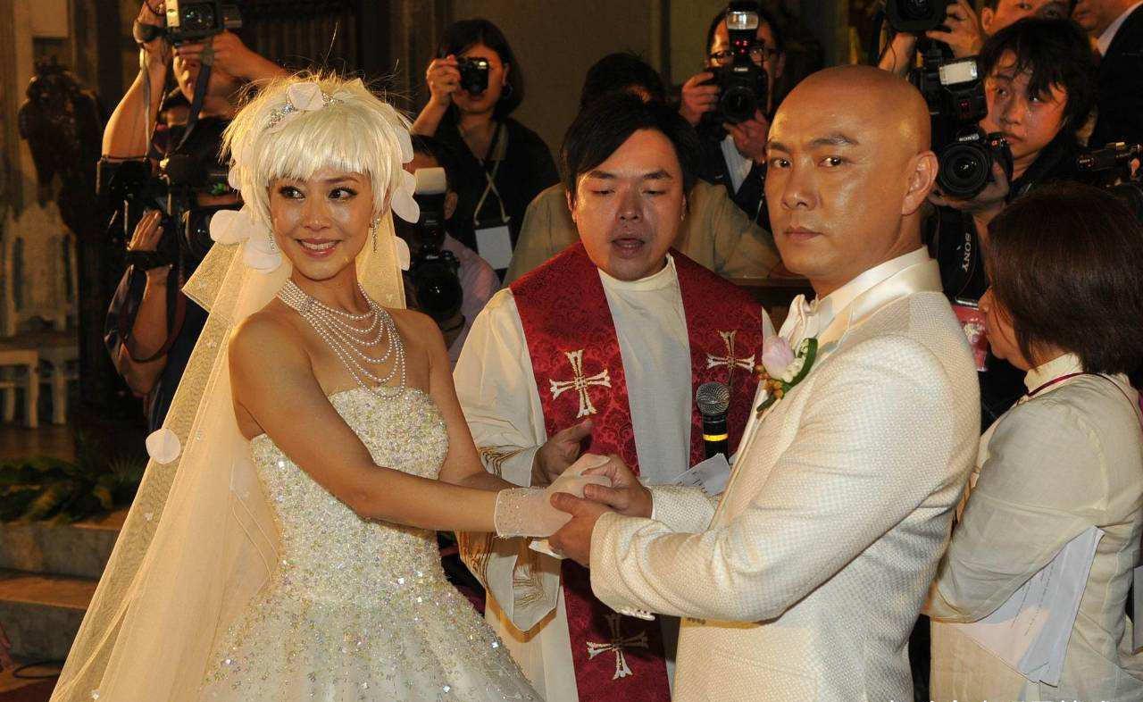 中年分居太寒酸,两次分手,三次结婚,张卫健到底爱上妻子什么?