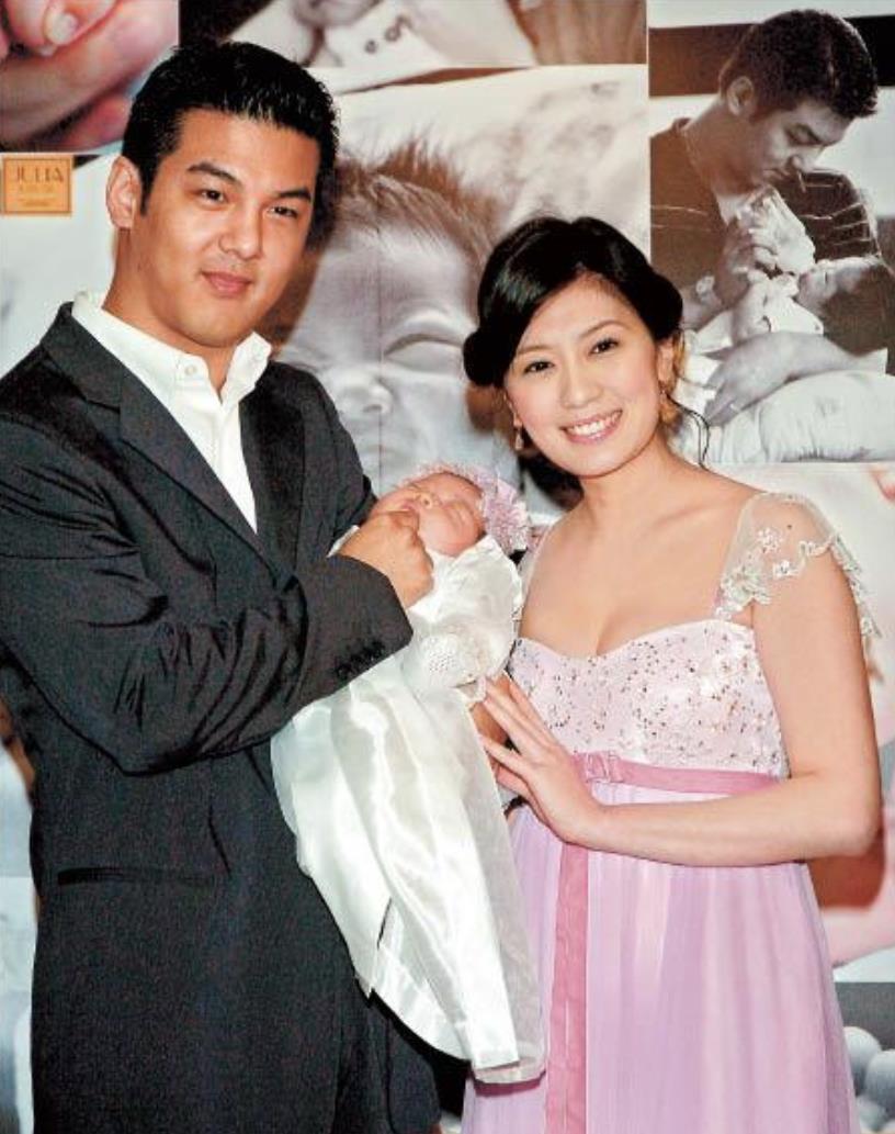 前往上海完成了初中的学业,孙志浩和贾静雯迎来世纪同框