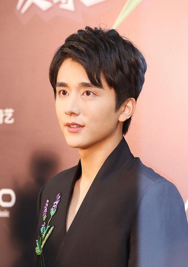 张新成新剧造型被吐槽:"姨味太重"又娘又娇,原著党说:很贴切_观众_剧