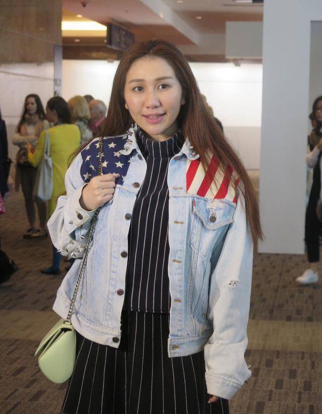 何超盈淡妆好清秀,穿小短裙心机显瘦秀美腿,却遮不