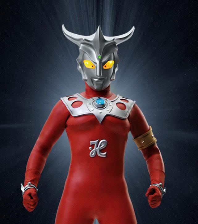 好像有着无尽的奥特力量,不管在什么场合下,他都是一脸意气风发且严肃