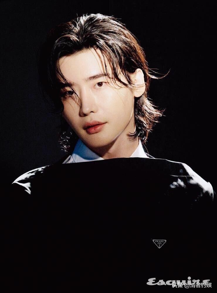 重新定义了他本人的特质,如果说短发的李钟硕是一个牛奶小王子,那么中