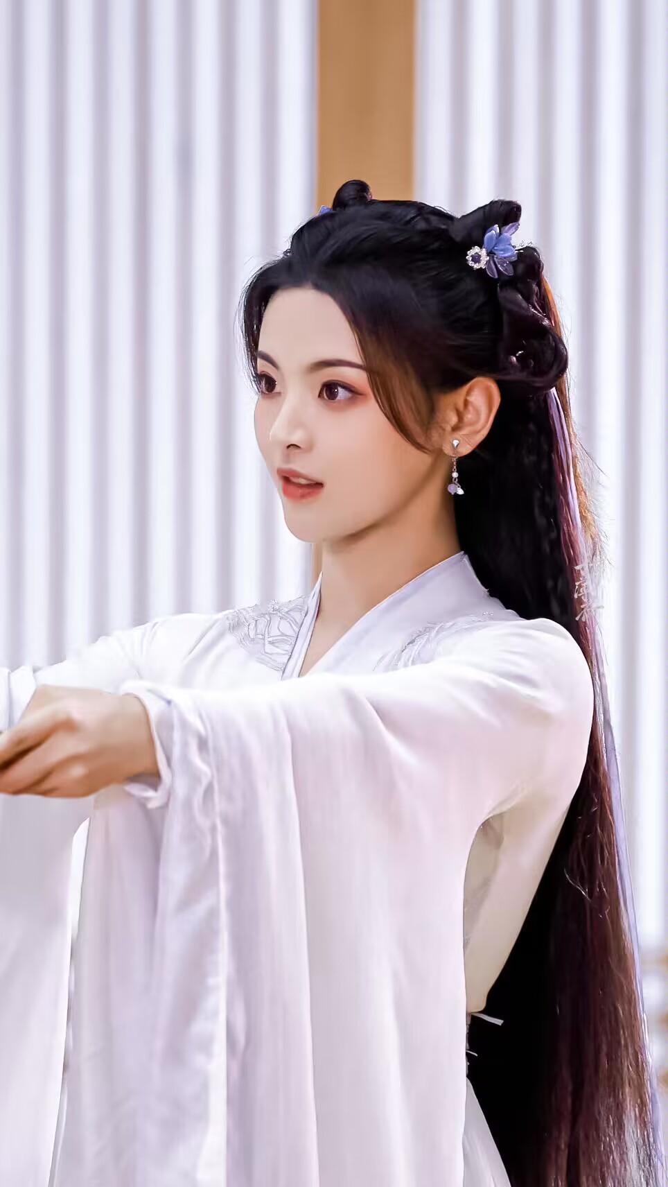 杨超越在《重紫》里的发型,好像"大熊猫",实在是不好看_造型_古装