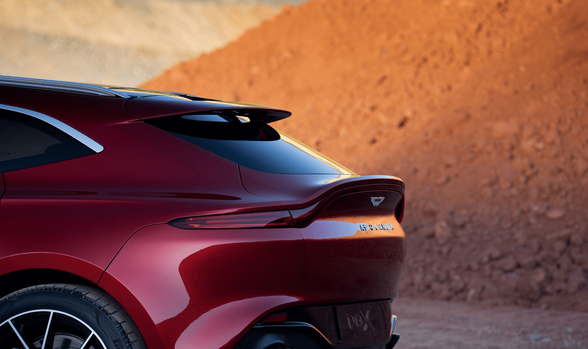 2024款阿斯顿·马丁dbx上市 增全新个性车色 售196.