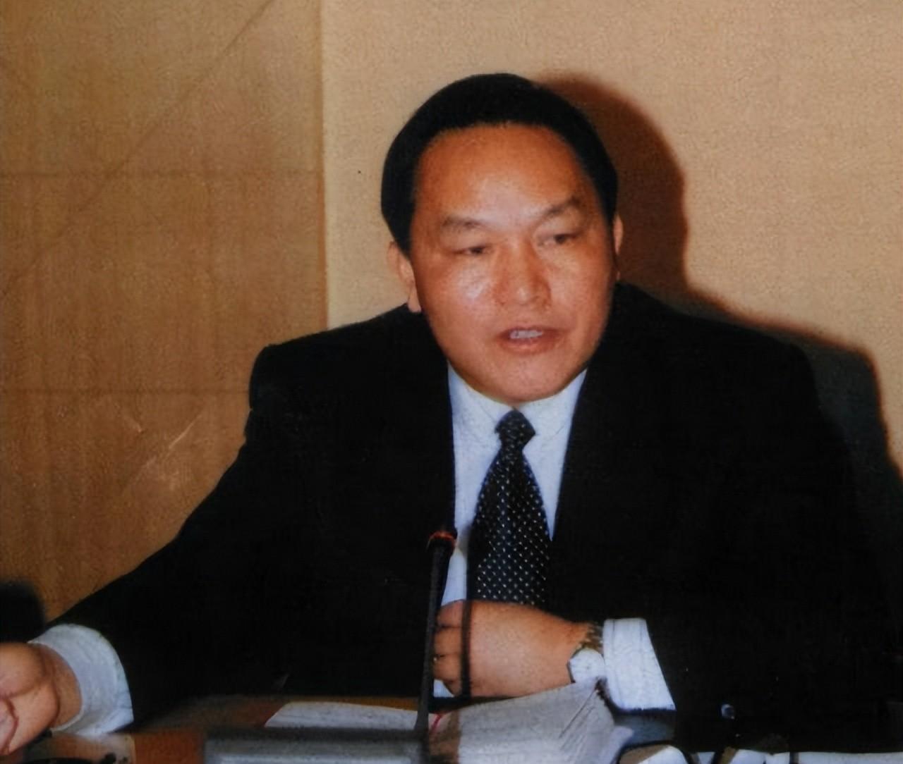 云南"好色省长"李嘉廷:将妻子的闺蜜收为情人,3000万供其挥霍_徐某