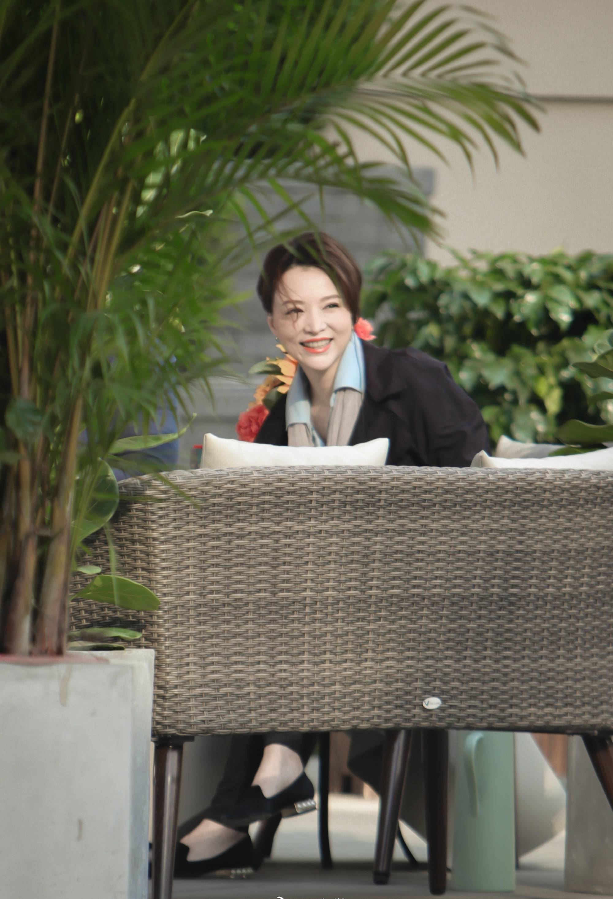 董卿罕见秀舞姿,梳盘发穿紧身裤小腿肌肉抢镜,见偷拍开心打招呼_形象