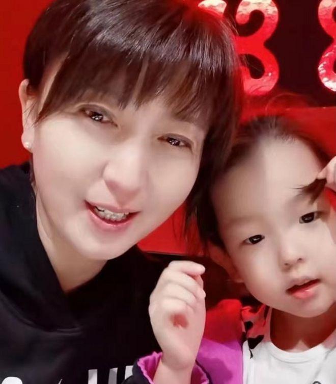 51岁闫学晶一家三口国外度假,5岁女儿乖巧精致,二婚老公罕同框_马东明