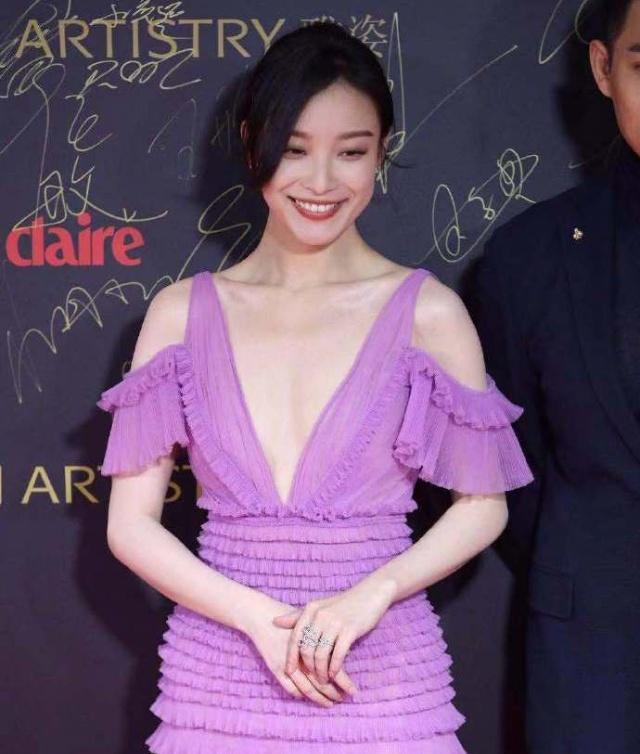 倪妮当时是身穿一件非常大胆的紫色深v长裙出席活动的,这件深v确实开
