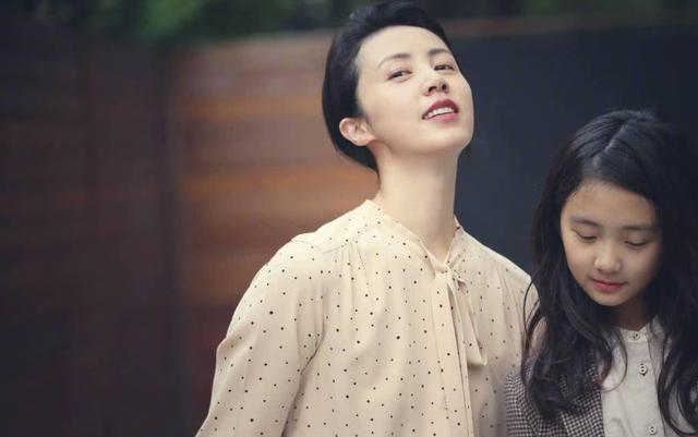 如今老公黄磊长驻娱乐节目,大女儿多多也长大了,女儿和儿子可能也更加