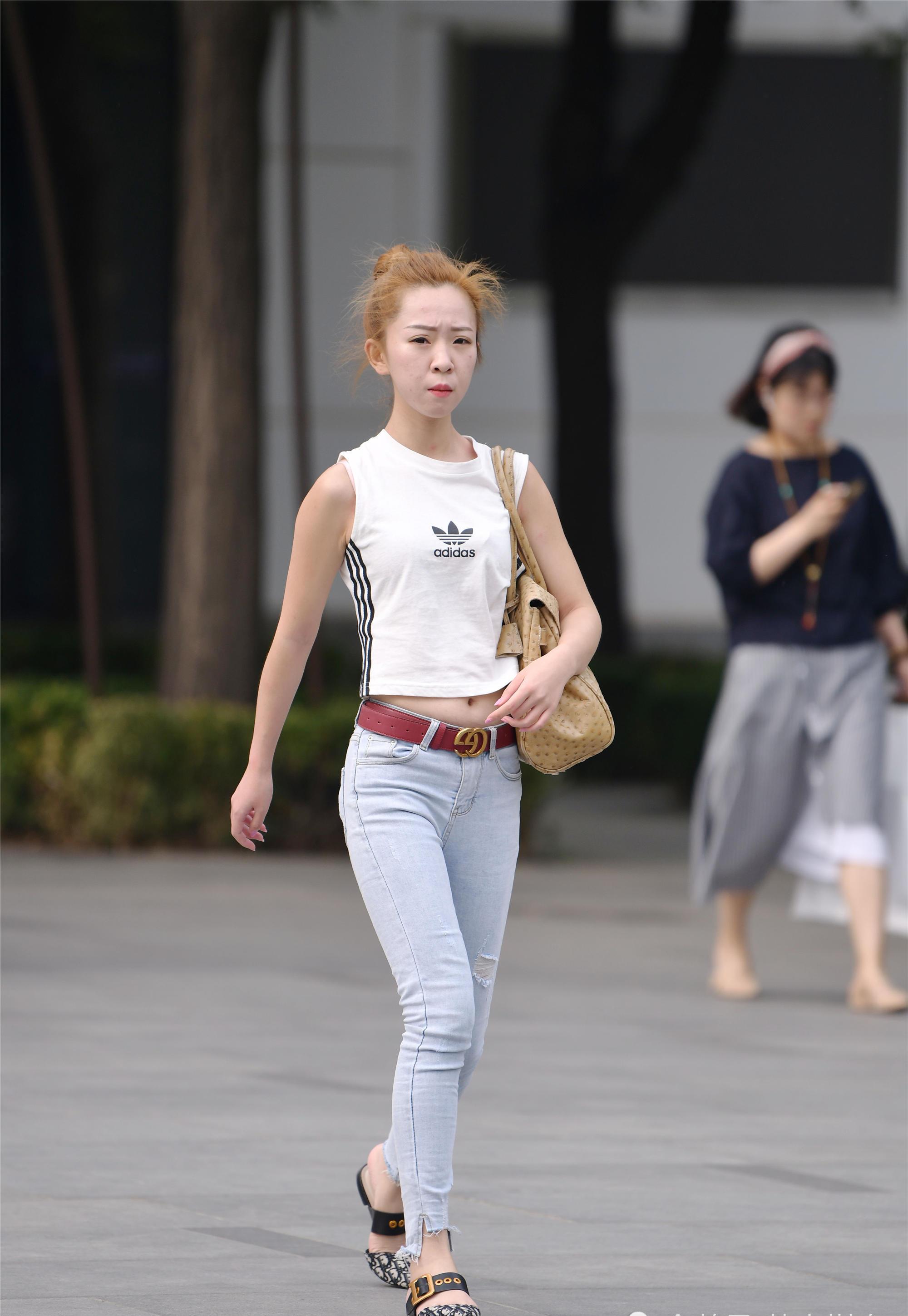 到了夏日,小姐姐穿搭,露出一点腰腹,降温又时尚_姑娘_效果_腰部