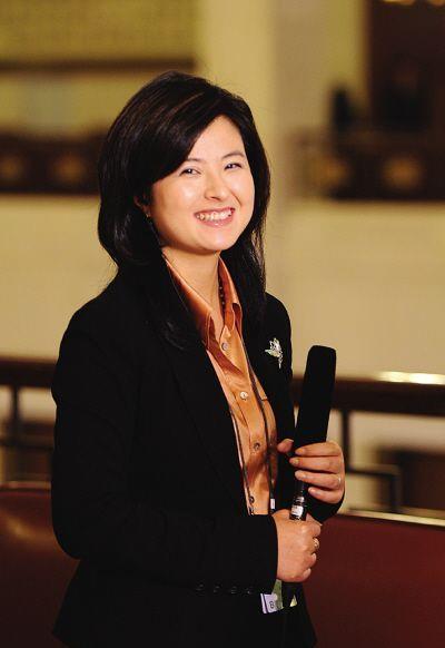 曾在汶川哽咽的电视主持人张泉灵,因大乌龙离开电视,如今怎样了_工作