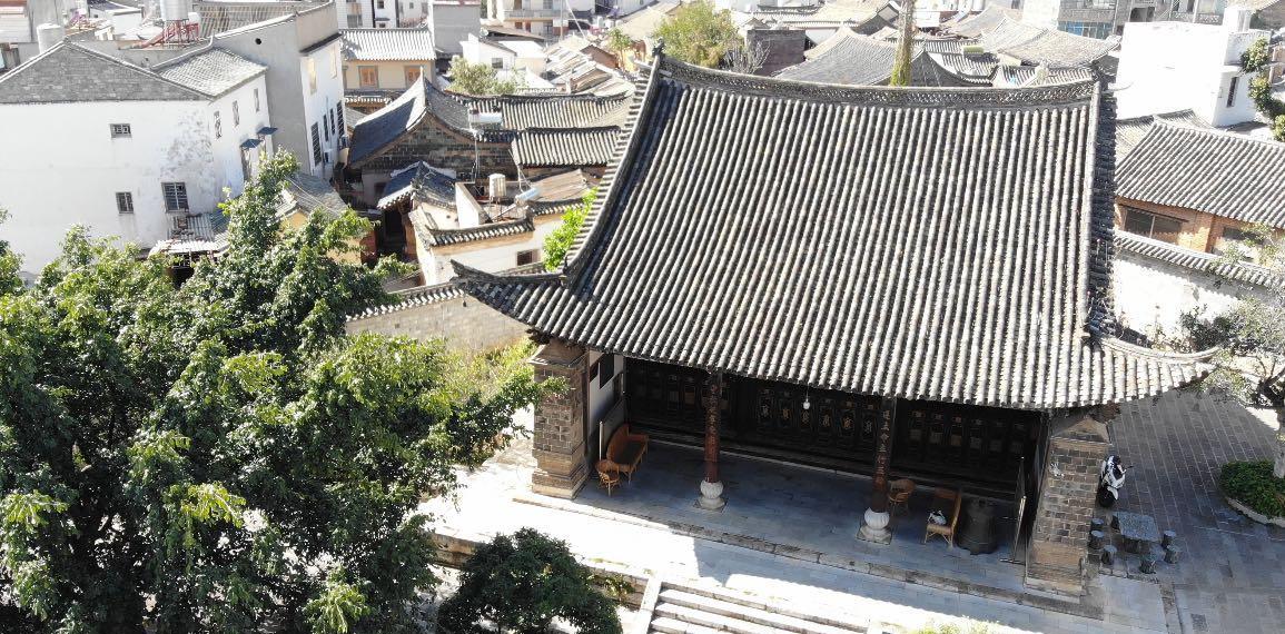 云南古老的清真寺,始建于元代,寺内一座危房鲜花盛放成网红景点_建筑