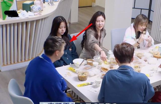 宋妍霏主动蹭陈伟霆,称呼暧昧让欧阳娜娜转身就走_范丞丞_观众们_质疑