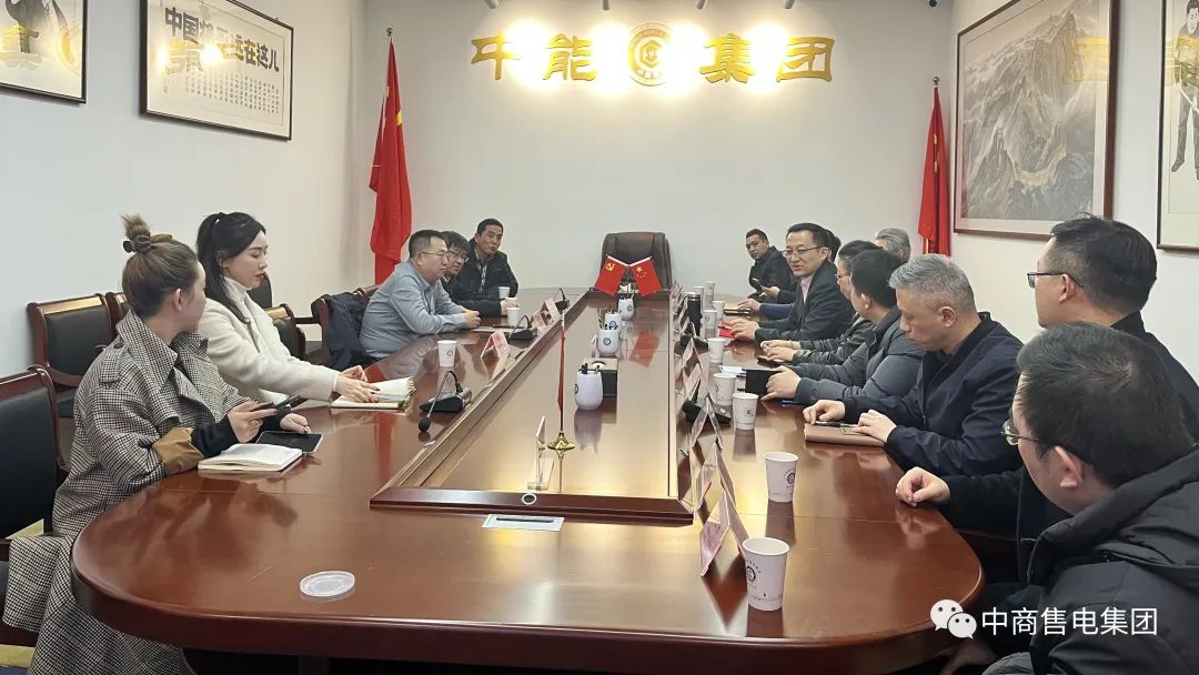 蚌埠市委常委,宣传部长郭鹏一行首先参观了中能绿色产业体验展厅中心
