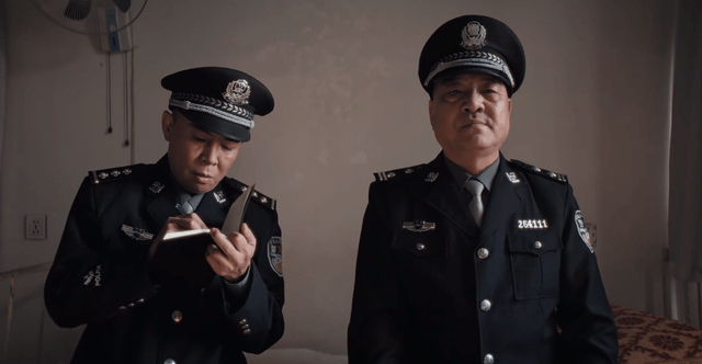 本片里,扮演"假警察"搭档的演员白红标,何铁红,均曾是《征服》里的