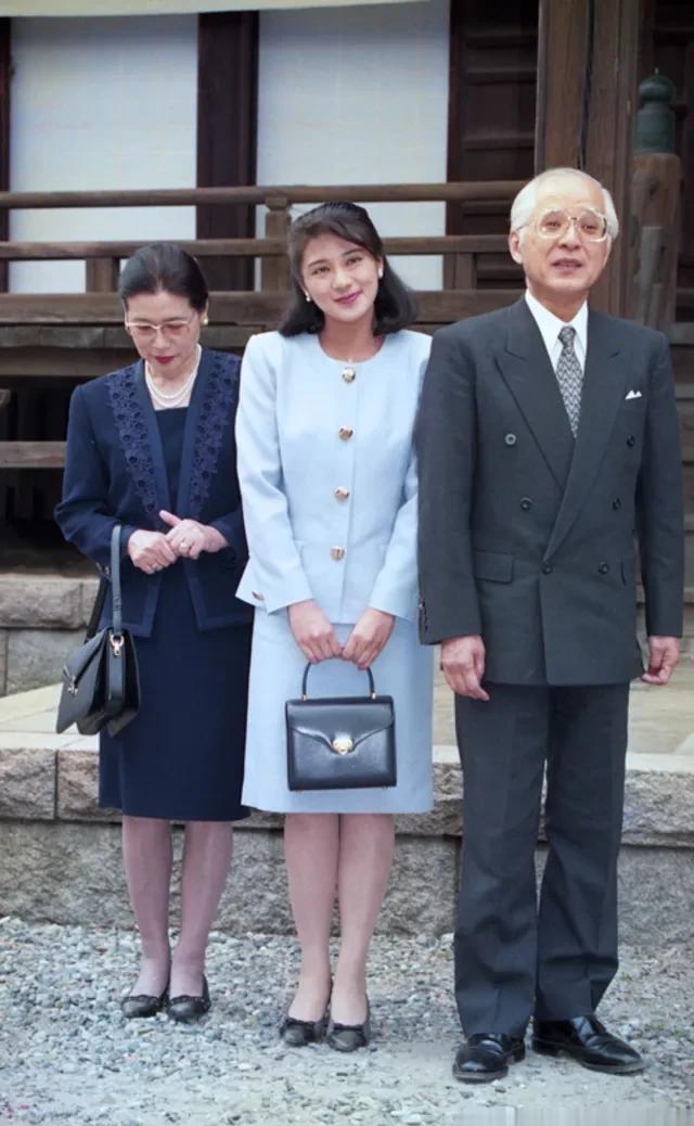 可惜雅子母亲的美貌基因,雅子容貌还尚可,到爱子公主已消失殆尽_气质