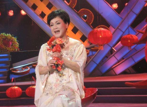 她是女歌手的女儿,上过25次舞台,如今52岁仍然单身_时候_春晚_张也