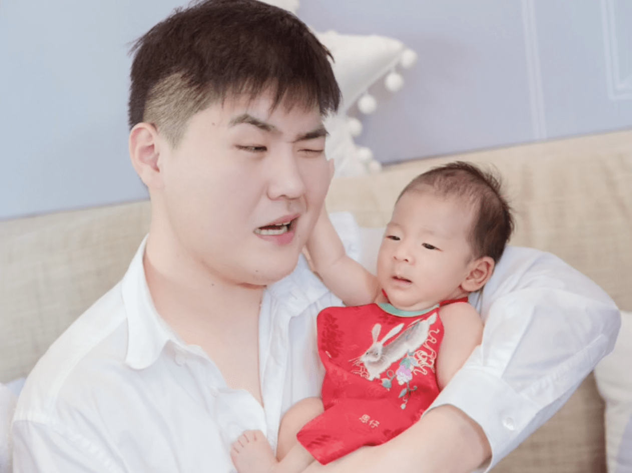 闫学晶孙子满月,儿媳妇穿露腰装拍全家福,小腹突出仍有待恢复