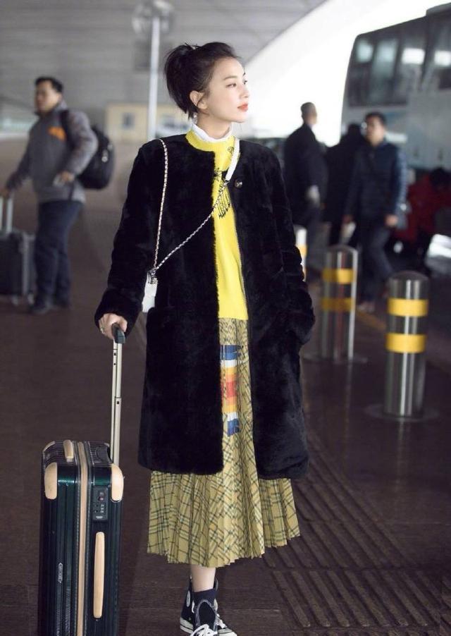 阔太就是阔太!37岁黄圣依穿2万块外套配3万5包包,时髦得像少女