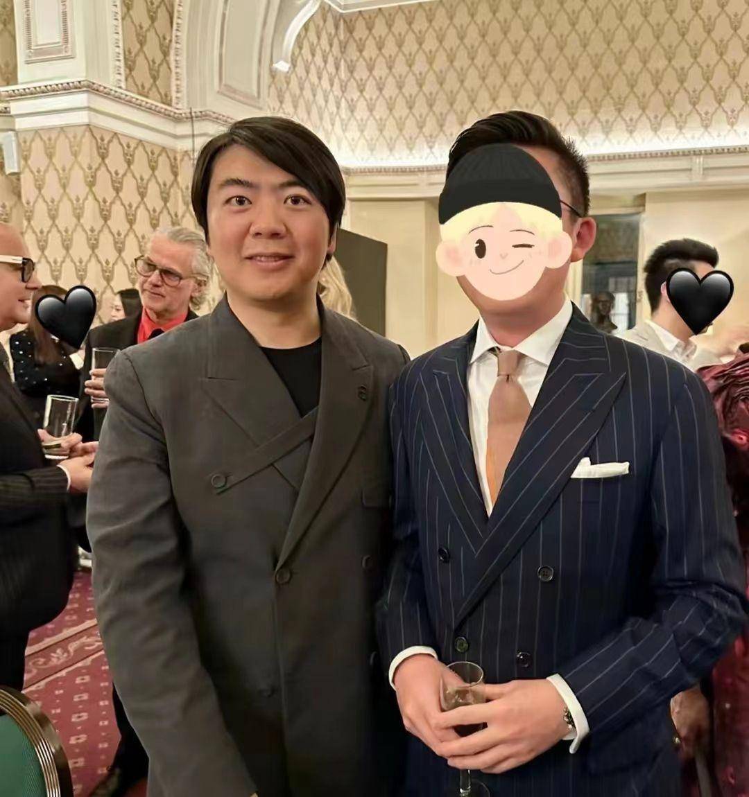 郎朗怎么也姨化了带吉娜国外赴宴留偏分发型像老婆她大姨