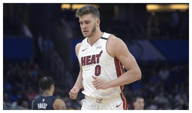 伦纳德于1992年2月27日出生,身高2米13,体重117公斤,在现场上司职务.