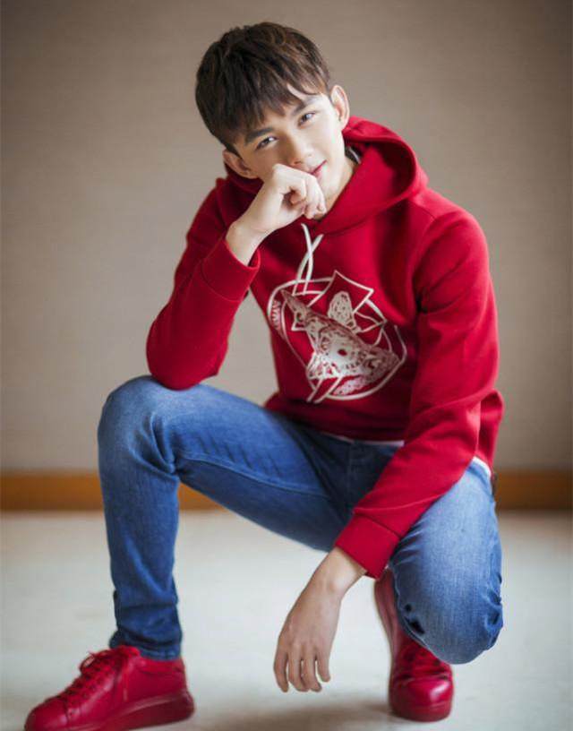 吴磊穿红色卫衣去活动,衣服看着特别短,难道是长身体了?
