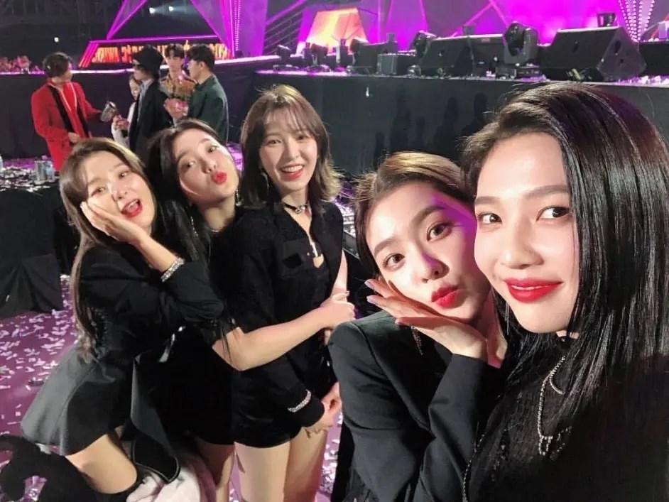 red velvet七周年出镜提及wendy事故 舞台踩空骨折重回组合是奇迹