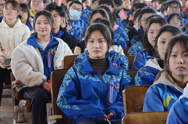 点燃激情,决胜高考——胶州三中召开百日誓师大会暨励志教育讲座