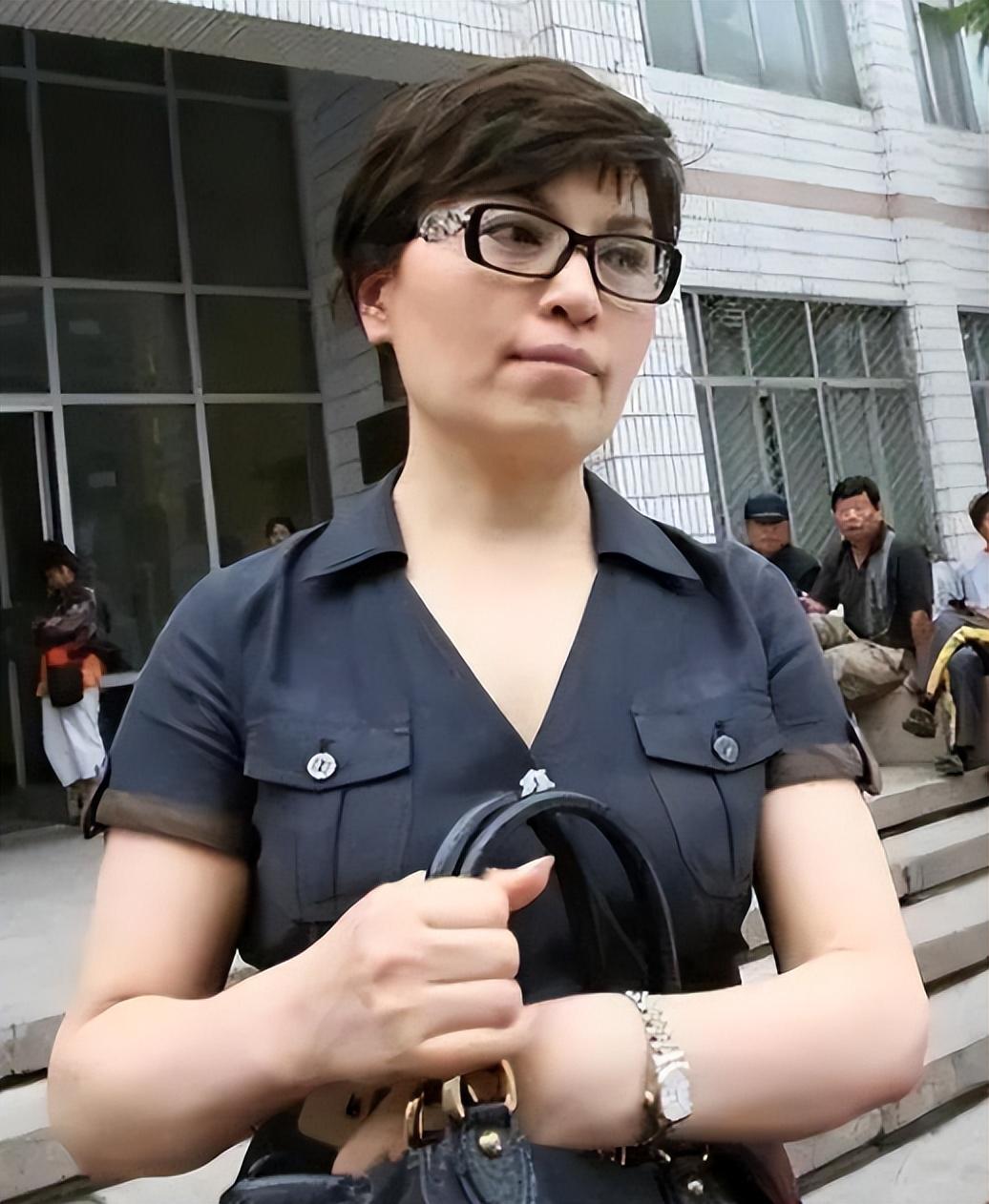李修平和李瑞英退休照片曝光,明明只差2岁,穿衣打扮却像两代人_造型