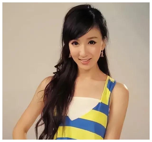 35岁娄艺潇素颜照曝光,苹果肌高耸山根粗壮,深夜直播一脸疲态_瑞秋