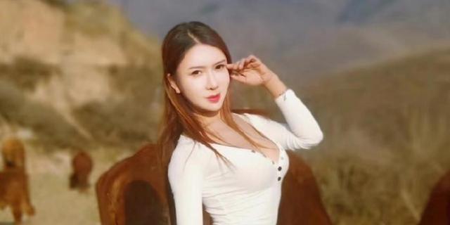 身材惹火演潘六姐一炮走红,演唱会当众脱丁字裤,网友:不堪入目