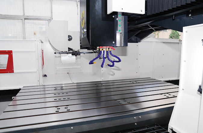 一,硬轨特点硬轨是指导轨和床身是一体的铸件,铸件产出之后就加工出轨