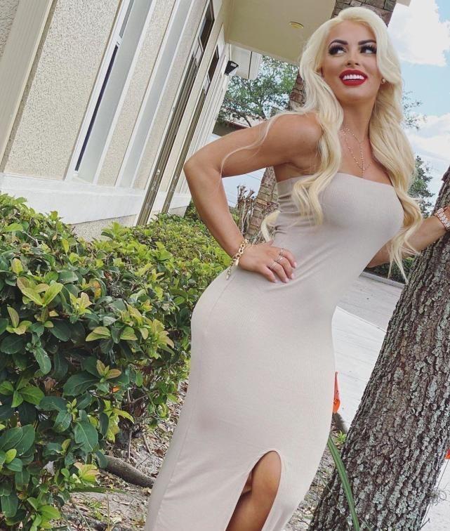 美国32岁摔跤女冠军拍俏皮照月赚820万,被wwe解雇后仍表示感激_曼迪