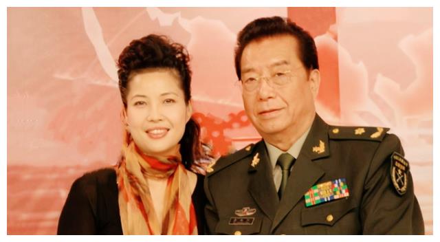 83岁李双江携白鸽外出聚会,夫妻状态颇好!