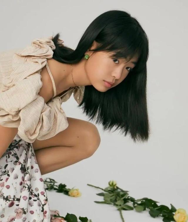 摄像镜头眼前的佟知霏穿着蓝色连衣裙,她的脸轻放到