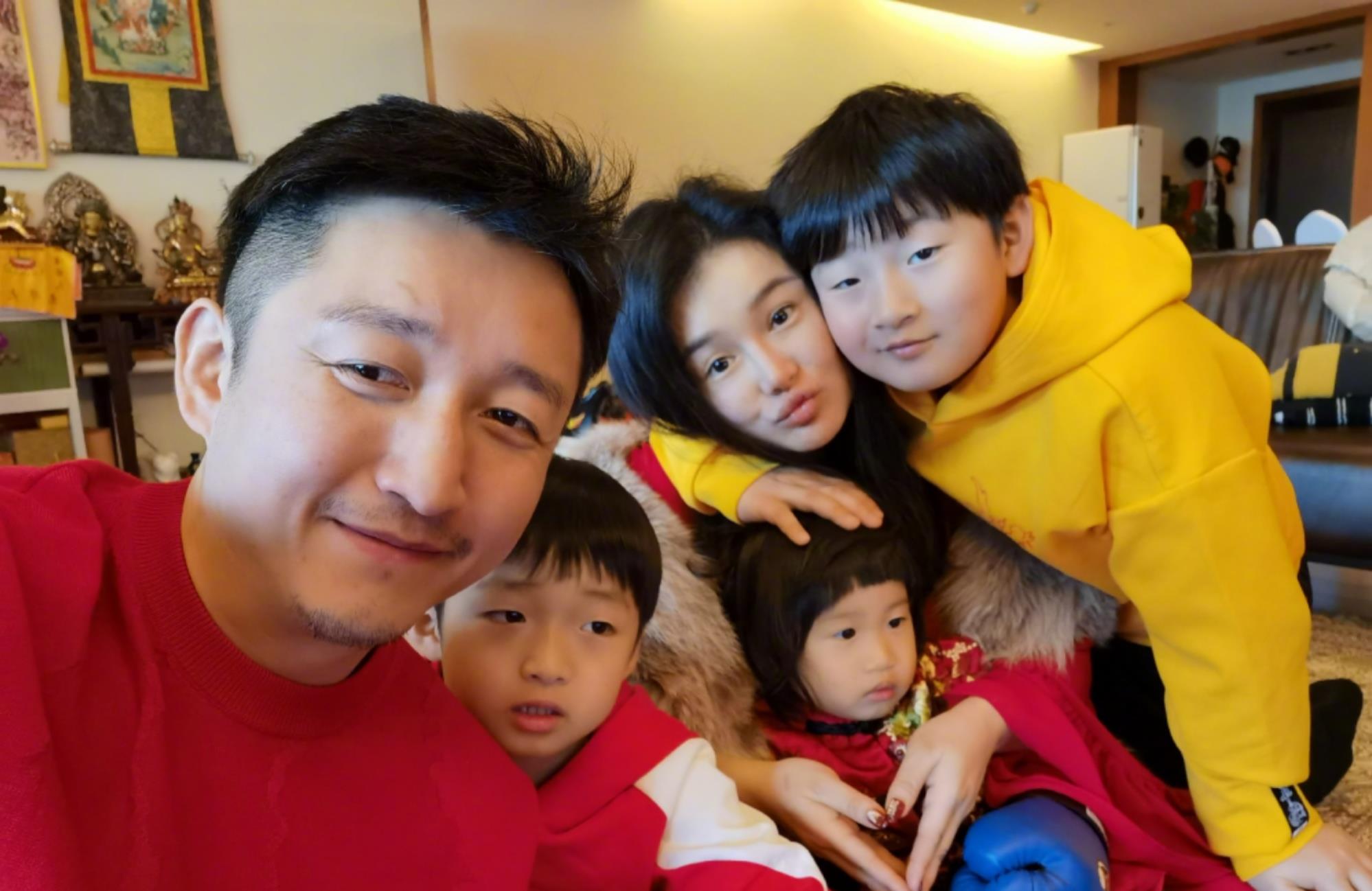 拳王邹市明三子户籍皆不同,第三子随母姓,娇妻身材好爱穿高跟鞋_拳击