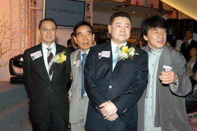 李嘉欣都没嫁进去的豪门,刘銮雄为何转身就娶了无名无颜的他?