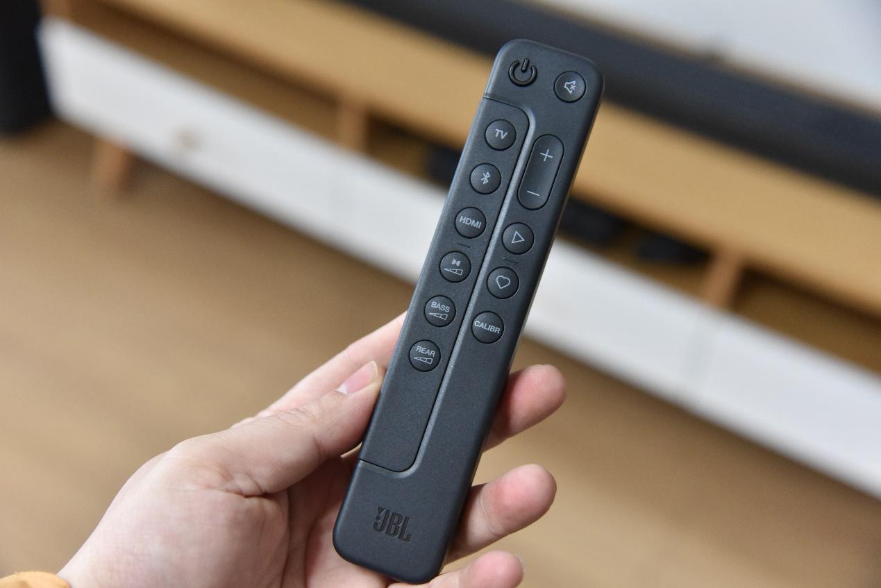 jbl bar1000配备的这个遥控器显然与我之前体验的jbl其它家庭影院不同